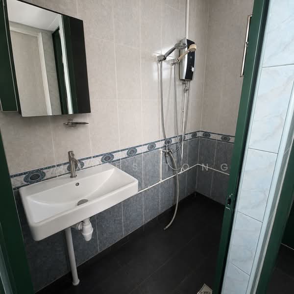 417 Tampines Street 41, 417 Tampines Street 41, 2 Bedrooms, 742 sqft, HDB Flat For Rent, by James Tong, 500172253 - Bathroom - PropertyGuru.com.sg