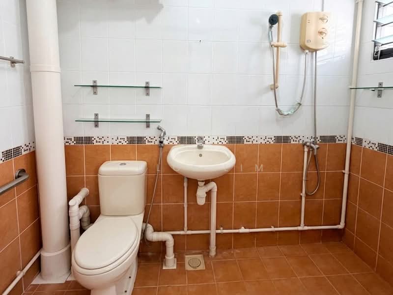 903 Tampines Avenue 4, 903 Tampines Avenue 4, 3 Bedrooms, 1,109 sqft, HDB Flat For Sale, by Chloe Lim, 500172268 - Bathroom - PropertyGuru.com.sg