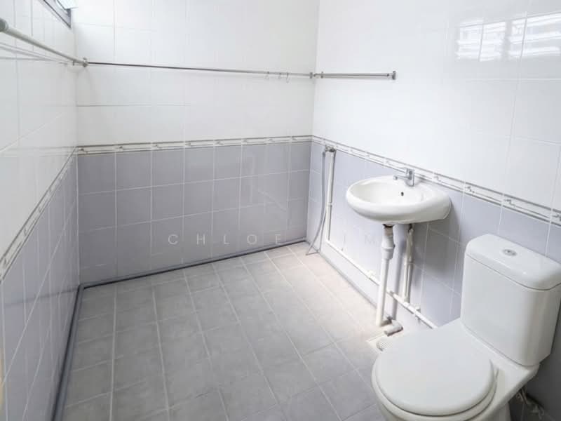 903 Tampines Avenue 4, 903 Tampines Avenue 4, 3 Bedrooms, 1,109 sqft, HDB Flat For Sale, by Chloe Lim, 500172268 - Bathroom - PropertyGuru.com.sg