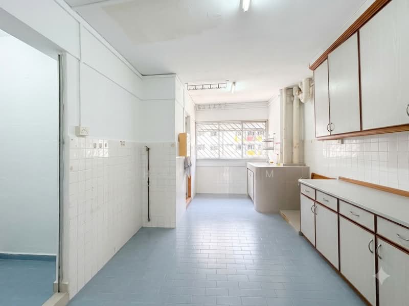 903 Tampines Avenue 4, 903 Tampines Avenue 4, 3 Bedrooms, 1,109 sqft, HDB Flat For Sale, by Chloe Lim, 500172268 - Kitchen - PropertyGuru.com.sg