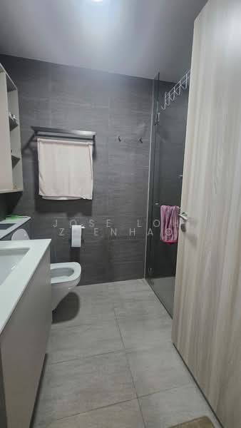 Sengkang Grand Residences, 86 Compassvale Bow, 3 Bedrooms, 1,055 sqft, Condominium For Sale, by Jose Loh Zhenhao, 500172276 - Bathroom - PropertyGuru.com.sg