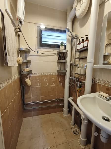 72 Geylang Bahru, 72 Geylang Bahru, 2 Bedrooms, 635 sqft, HDB Flat For Sale, by Bingchang Huang, 500172285 - Bathroom - PropertyGuru.com.sg