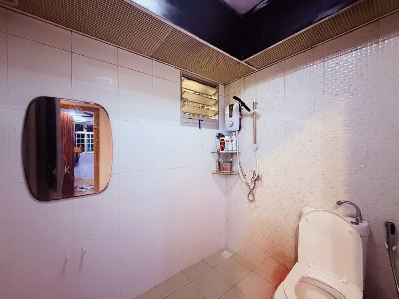 461D Bukit Batok West Avenue 8, 461D Bukit Batok West Avenue 8, 3 Bedrooms, 93 sqft, HDB Flat For Sale, by Kamani Jethnani, 500172287 - Bathroom - PropertyGuru.com.sg