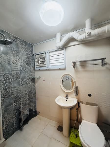 461D Bukit Batok West Avenue 8, 461D Bukit Batok West Avenue 8, 3 Bedrooms, 93 sqft, HDB Flat For Sale, by Kamani Jethnani, 500172287 - Bathroom - PropertyGuru.com.sg