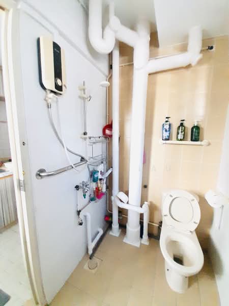 250 Tampines Street 21, 250 Tampines Street 21, Room Rental, 150 sqft, HDB Flat For Rent, by Tommy Lau, 500172311 - Bathroom - PropertyGuru.com.sg