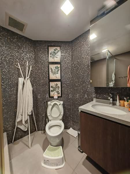 Grange Heights, 15 Saint Thomas Walk, 4 Bedrooms, 1,905 sqft, Apartment For Sale, by Jean Seah, 500172316 - Bathroom - PropertyGuru.com.sg