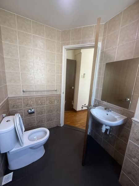 Elias Terrace, Elias Terrace, 5 Bedrooms, 2,440 sqft, Terraced House For Rent, by Darryl Tan, 500172342 - Bathroom - PropertyGuru.com.sg