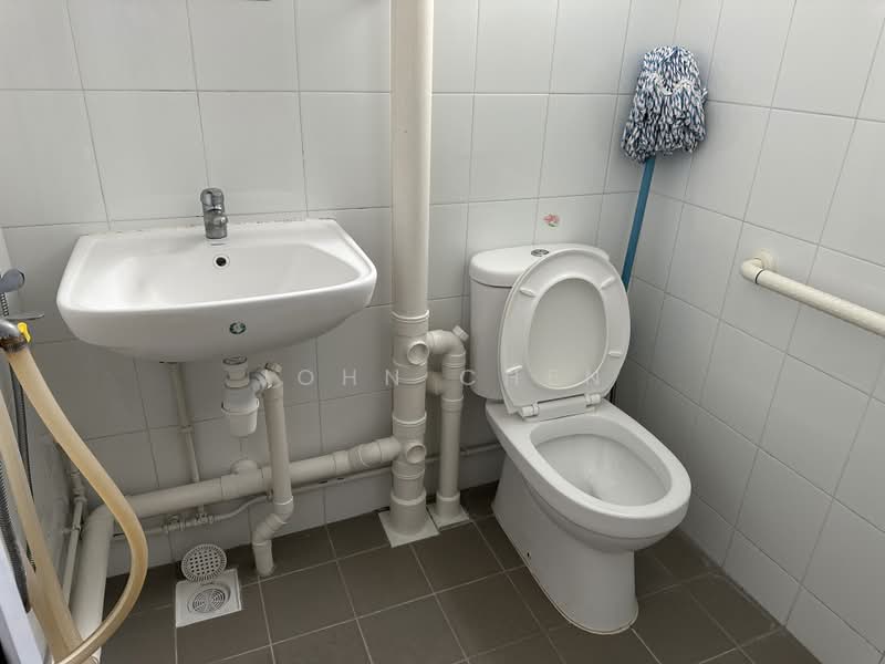 520 Bedok North Avenue 1, 520 Bedok North Avenue 1, Room Rental, 200 sqft, HDB Flat For Rent, by John Chen, 500172359 - Bathroom - PropertyGuru.com.sg