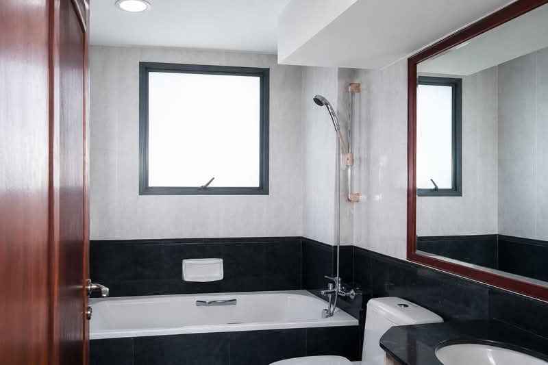 Palm Gardens, 2A Hong San Walk, 3 Bedrooms, 1,206 sqft, Condominium For Sale, by Joey Tan, 500172465 - Bathroom - PropertyGuru.com.sg