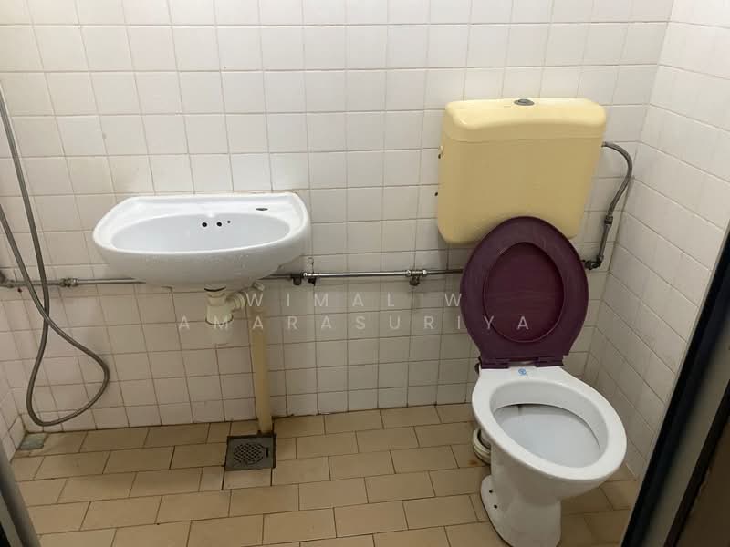 698 Hougang Street 61, 698 Hougang Street 61, 2 Bedrooms, 689 sqft, HDB Flat For Rent, by Wimal W Amarasuriya, 500172478 - Bathroom - PropertyGuru.com.sg