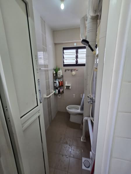 772 Yishun Avenue 3, 772 Yishun Avenue 3, 2 Bedrooms, 904 sqft, HDB Flat For Rent, by Eric Teo, 500172480 - Bathroom - PropertyGuru.com.sg