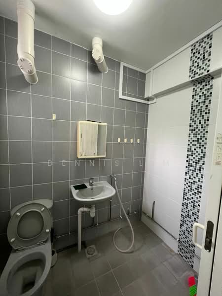 112 Tampines Street 11, 112 Tampines Street 11, 3 Bedrooms, 1,119 sqft, HDB Flat For Sale, by Dennis Lim, 500172486 - Bathroom - PropertyGuru.com.sg