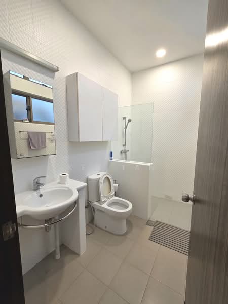 Serangoon Garden Estate, 44 Kingswear Avenue, 4 Bedrooms, 2,000 sqft, Terraced House For Rent, by Ken Tan, 500172506 - Bathroom - PropertyGuru.com.sg