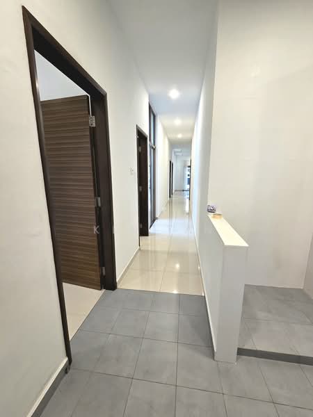 Serangoon Garden Estate, 44 Kingswear Avenue, 4 Bedrooms, 2,000 sqft, Terraced House For Rent, by Ken Tan, 500172506 - Corridor - PropertyGuru.com.sg