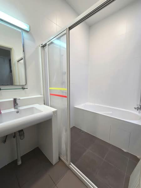 Serangoon Garden Estate, 44 Kingswear Avenue, 4 Bedrooms, 2,000 sqft, Terraced House For Rent, by Ken Tan, 500172506 - Bathroom - PropertyGuru.com.sg