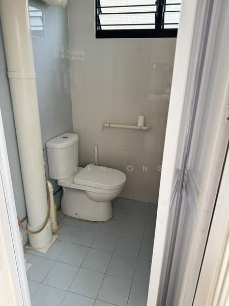 230 Ang Mo Kio Avenue 3, 230 Ang Mo Kio Avenue 3, 2 Bedrooms, 721 sqft, HDB Flat For Sale, by Glen Ong, 500172511 - Bathroom - PropertyGuru.com.sg