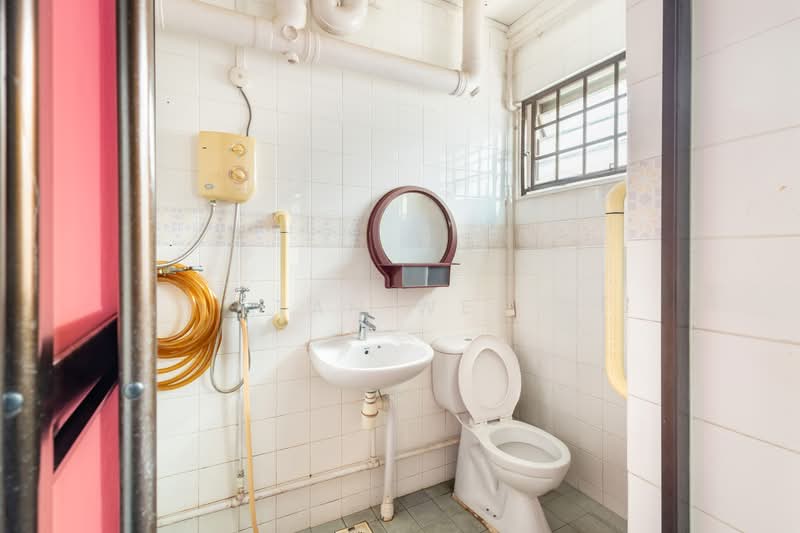 371 Tampines Street 34, 371 Tampines Street 34, 4 Bedrooms, 1,324 sqft, HDB Flat For Sale, by Tan Wei, 500172524 - Bathroom - PropertyGuru.com.sg