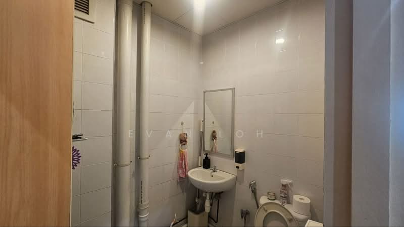 Redhill Forum, 16 Jalan Kilang Timor, 969 sqft, Light Industrial (B1) For Sale, by Evan Loh, 500172543 - Bathroom - CommercialGuru.com.sg