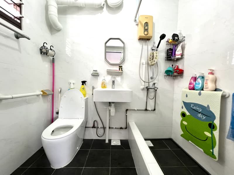 876 Woodlands Avenue 9, 876 Woodlands Avenue 9, 3 Bedrooms, 1,302 sqft, HDB Flat For Sale, by Farhan Erwin Joko, 500172563 - Bathroom - PropertyGuru.com.sg