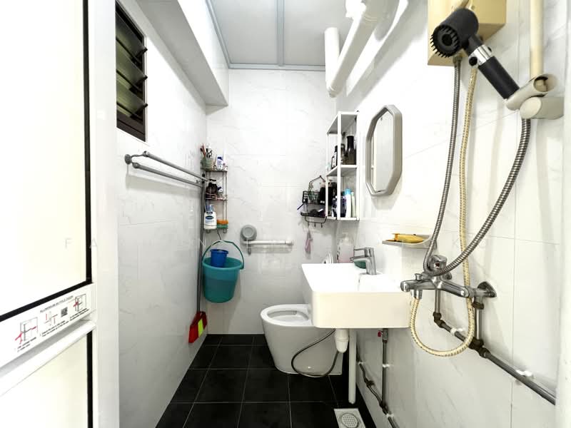 876 Woodlands Avenue 9, 876 Woodlands Avenue 9, 3 Bedrooms, 1,302 sqft, HDB Flat For Sale, by Farhan Erwin Joko, 500172563 - Bathroom - PropertyGuru.com.sg
