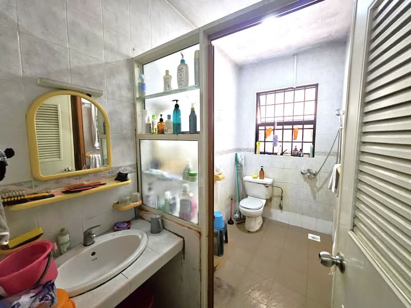 Sennett Estate, Siang Kuang Avenue, 4 Bedrooms, 2,500 sqft, Terraced House For Sale, by Jacqueline Chua 蔡慧珍, 500172565 - Bathroom - PropertyGuru.com.sg