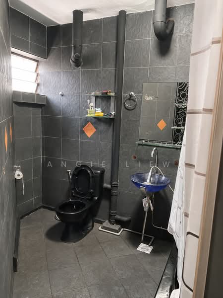 552 Jurong West Street 42, 552 Jurong West Street 42, 3 Bedrooms, 1,453 sqft, HDB Flat For Sale, by Angie Liew, 500172577 - Bathroom - PropertyGuru.com.sg
