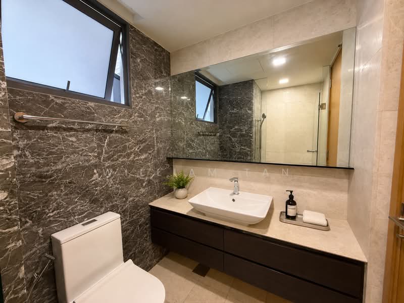 Waterfront Isle, 730 Bedok Reservoir Road, 2 Bedrooms, 904 sqft, Condominium For Sale, by William Tan, 500172582 - Bathroom - PropertyGuru.com.sg