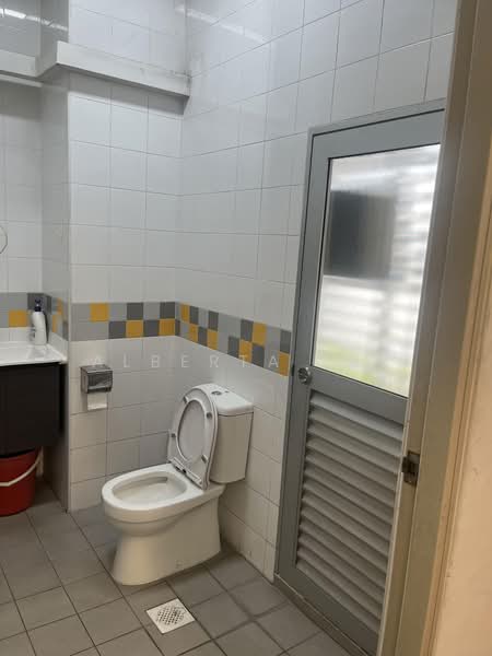 Unity Centre, 51 Bukit Batok Crescent, 915 sqft, Light Industrial (B1) For Sale, by Alberta Lee, 500172585 - Bathroom - CommercialGuru.com.sg