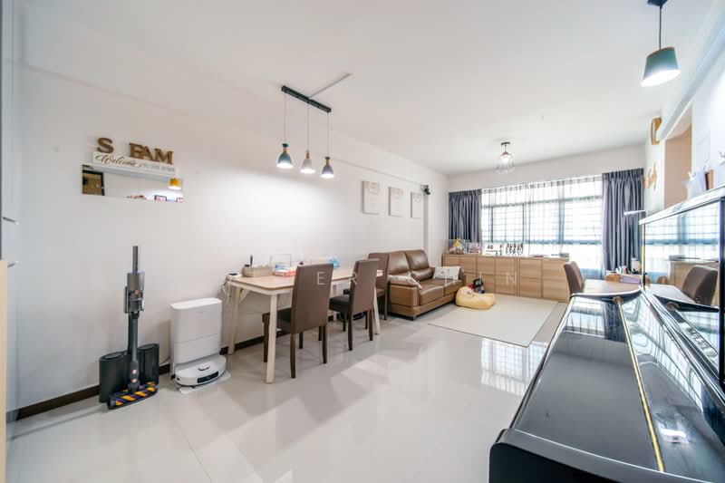 504D Yishun Street 51, 504D Yishun Street 51, 3 Bedrooms, 1,001 sqft, HDB Flat For Sale, by Esther Chin, 500172623 - Living Room - PropertyGuru.com.sg
