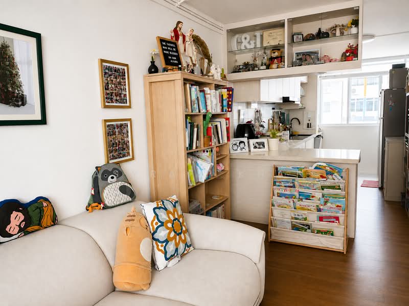 233 Serangoon Avenue 3, 233 Serangoon Avenue 3, 3 Bedrooms, 904 sqft, HDB Flat For Sale, by Asyraff Khan, 500172632 - Living Room - PropertyGuru.com.sg