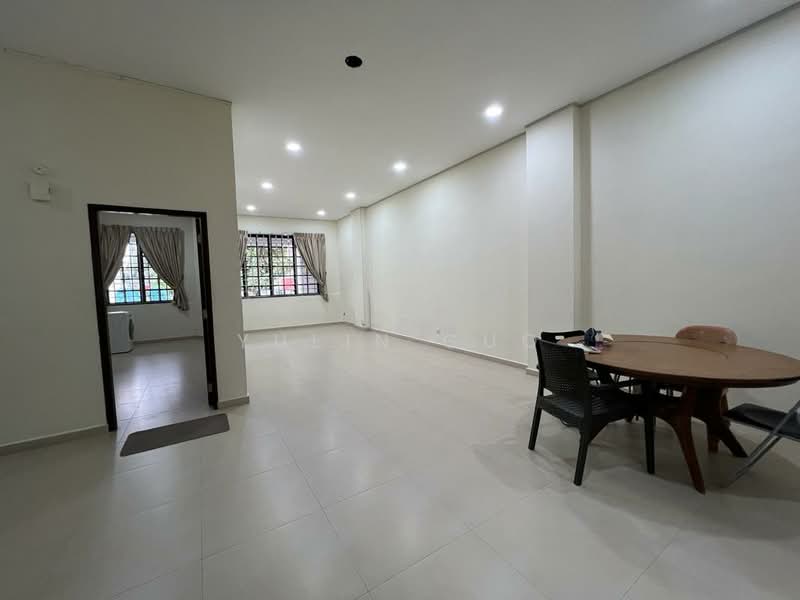 Rangoon Apts, 190 Rangoon Road, 3 Bedrooms, 1,450 sqft, Apartment For Rent, by Yulin Guo, 500172647 - Living Room - PropertyGuru.com.sg