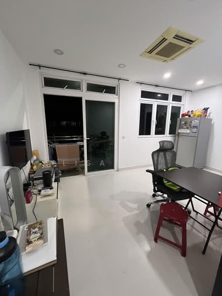 Parc Rosewood, 71 Rosewood Drive, 2 Bedrooms, 1,335 sqft, Condominium For Sale, by Lisa Liu, 500172676 - Living Room - PropertyGuru.com.sg