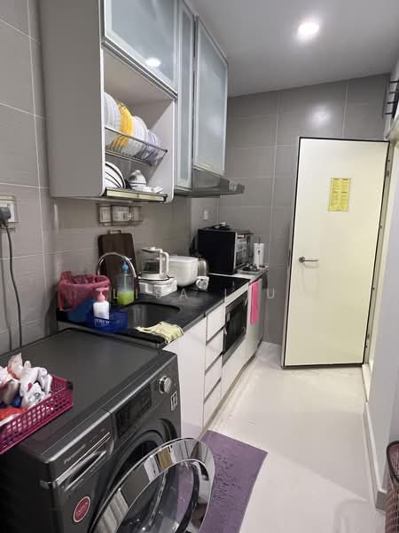 Parc Rosewood, 71 Rosewood Drive, 2 Bedrooms, 1,335 sqft, Condominium For Sale, by Lisa Liu, 500172676 - Kitchen - PropertyGuru.com.sg