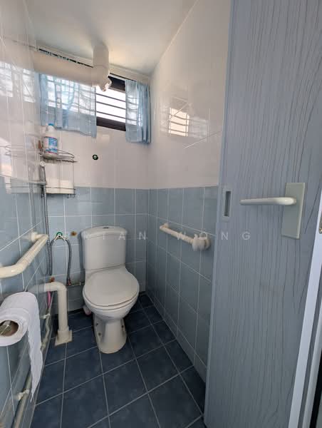 16 Eunos Crescent, 16 Eunos Crescent, 2 Bedrooms, 635 sqft, HDB Flat For Sale, by Brian Wong, 500172682 - Bathroom - PropertyGuru.com.sg