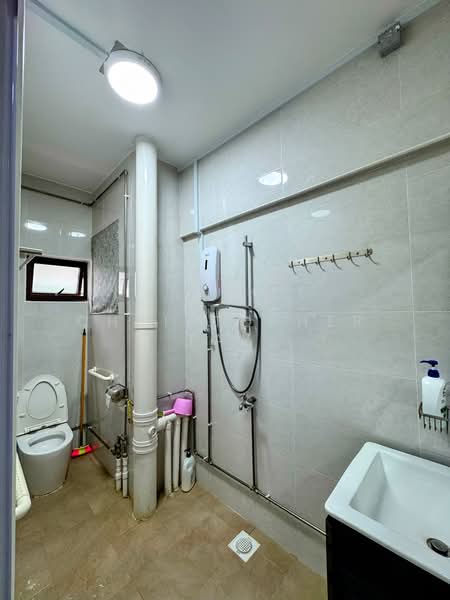 842 Sims Avenue, 842 Sims Avenue, 4 Bedrooms, 1,604 sqft, HDB Flat For Sale, by Christopher Tay, 500172737 - Bathroom - PropertyGuru.com.sg