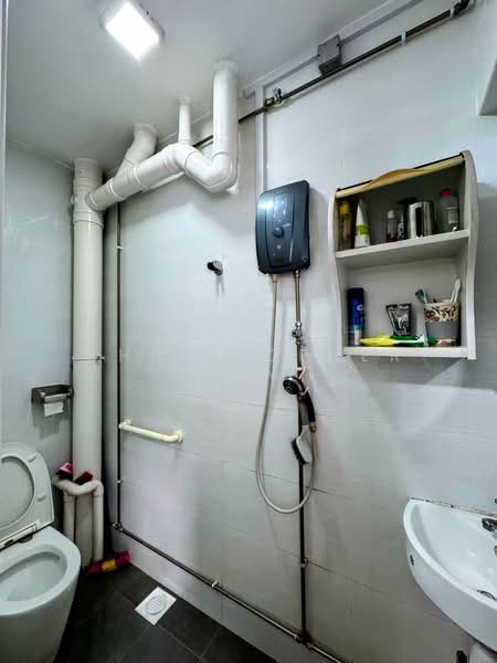 842 Sims Avenue, 842 Sims Avenue, 4 Bedrooms, 1,604 sqft, HDB Flat For Sale, by Christopher Tay, 500172737 - Bathroom - PropertyGuru.com.sg