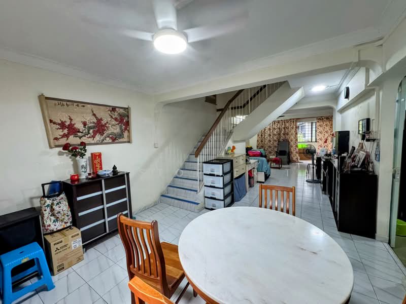 842 Sims Avenue, 842 Sims Avenue, 4 Bedrooms, 1,604 sqft, HDB Flat For Sale, by Christopher Tay, 500172737 - Living Room - PropertyGuru.com.sg