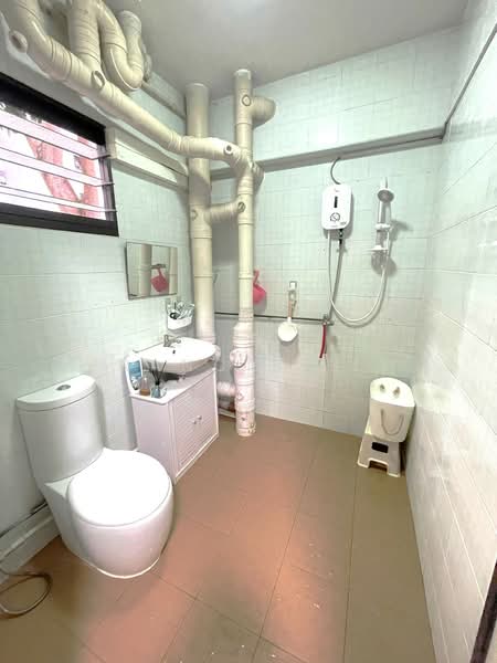 529 Woodlands Drive 14, 529 Woodlands Drive 14, 4 Bedrooms, 1,130 sqft, HDB Flat For Sale, by Francis Lim, 500172776 - Bathroom - PropertyGuru.com.sg