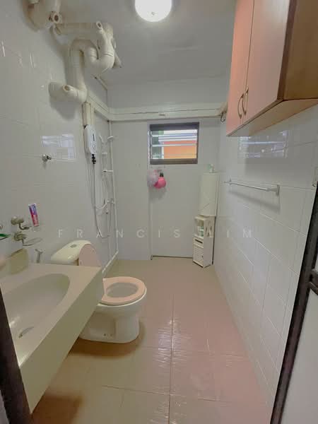 529 Woodlands Drive 14, 529 Woodlands Drive 14, 4 Bedrooms, 1,130 sqft, HDB Flat For Sale, by Francis Lim, 500172776 - Bathroom - PropertyGuru.com.sg