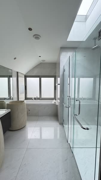 White House Residence, 67 Stevens Road, 5 Bedrooms, 5,963 sqft, Cluster House For Rent, by Remus Lim, 500172787 - Bathroom - PropertyGuru.com.sg