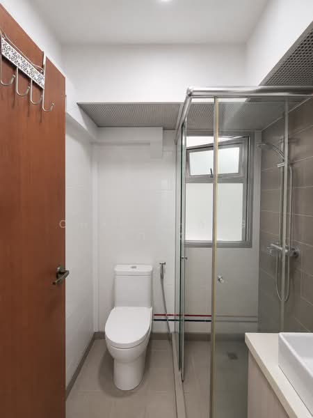 130B Lorong 1 Toa Payoh, 130B Lorong 1 Toa Payoh, 2 Bedrooms, 732 sqft, HDB Flat For Sale, by Chan Chang Rong, 500172797 - Bathroom - PropertyGuru.com.sg