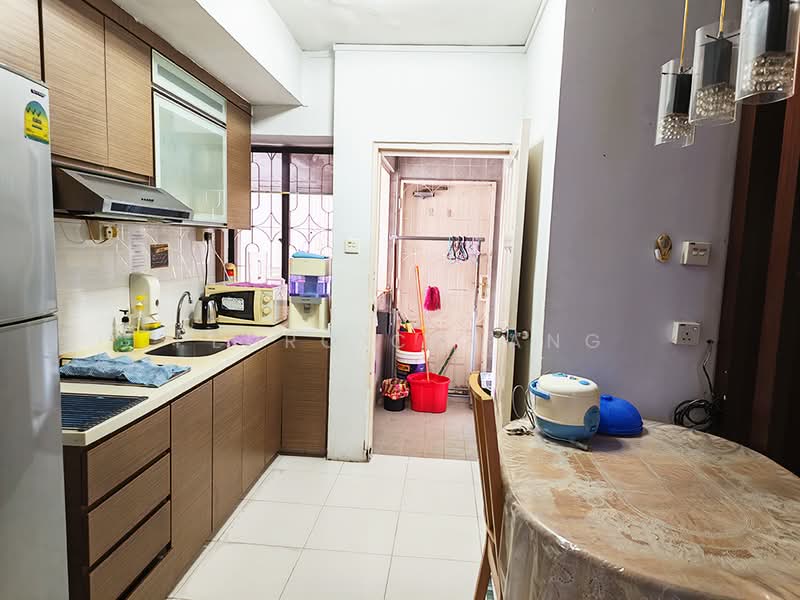 Lucky Plaza, 304 Orchard Road, 4 Bedrooms, 872 sqft, Apartment For Rent, by Pedro Chuang, 500172820 - Kitchen - PropertyGuru.com.sg
