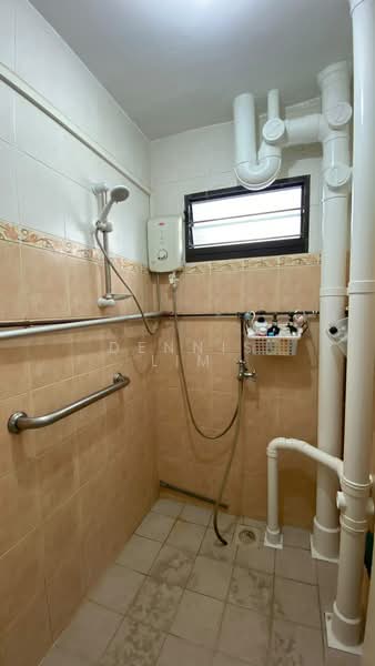 195 Kim Keat Avenue, 195 Kim Keat Avenue, 2 Bedrooms, 710 sqft, HDB Flat For Sale, by Dennis Lim, 500172860 - Bathroom - PropertyGuru.com.sg