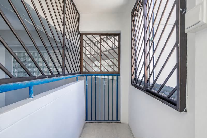 429 Pasir Ris Drive 6, 429 Pasir Ris Drive 6, 3 Bedrooms, 1,119 sqft, HDB Flat For Sale, by JOHN YEO, 500172864 - Corridor - PropertyGuru.com.sg