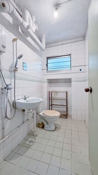 363 Woodlands Avenue 5, 363 Woodlands Avenue 5, 3 Bedrooms, 1,130 sqft, HDB Flat For Sale, by Michelle Koo, 500172872 - Bathroom - PropertyGuru.com.sg