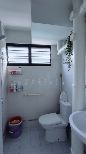 625 Ang Mo Kio Avenue 9, 625 Ang Mo Kio Avenue 9, 3 Bedrooms, 990 sqft, HDB Flat For Sale, by Razali Sarmiten, 500172881 - Bathroom - PropertyGuru.com.sg