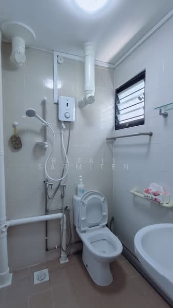 625 Ang Mo Kio Avenue 9, 625 Ang Mo Kio Avenue 9, 3 Bedrooms, 990 sqft, HDB Flat For Sale, by Razali Sarmiten, 500172881 - Bathroom - PropertyGuru.com.sg