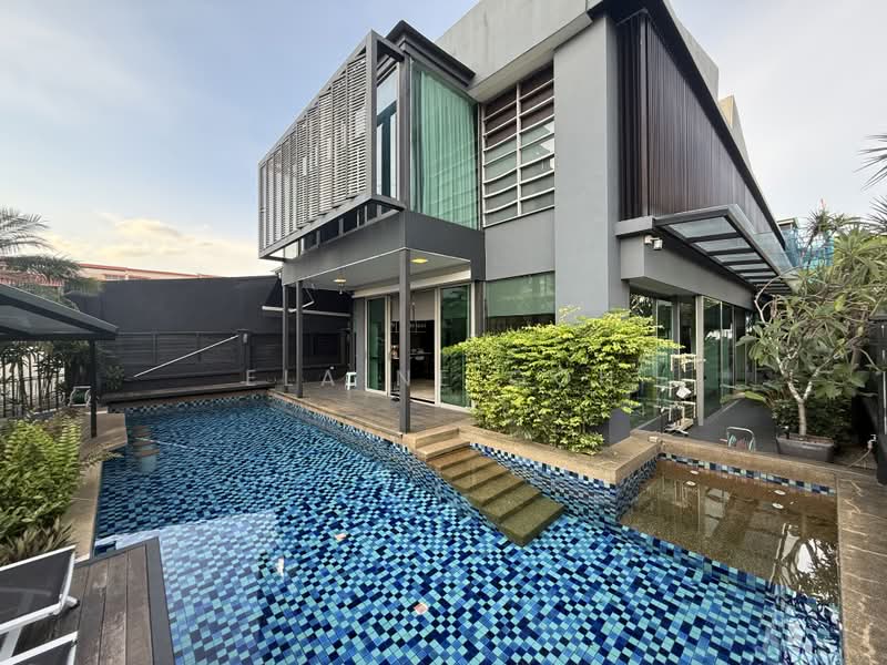 District 14 Freehold Detached Home Near Kembangan MRT, Jalan Senang, 4 Bedrooms, 33,466 sqft, Detached House For Sale, by Elaine Goh, 500172882 - Exterior - PropertyGuru.com.sg