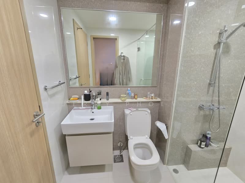 Twin Fountains, 17A Woodlands Avenue 6, 3 Bedrooms, 1,195 sqft, Executive Condominium For Sale, by Jerry Phoey, 500172888 - Master Bathroom (Jack & Jill) - PropertyGuru.com.sg