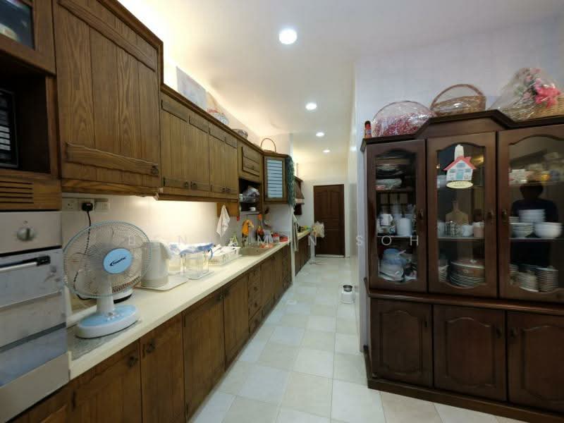 MOVE-IN CONDITION NEAR MRT, Approximately 450m to the MRT Station, 5 Bedrooms, 4,500 sqft, Terraced House For Sale, by Benjamin Soh, 500172891 - Kitchen - PropertyGuru.com.sg